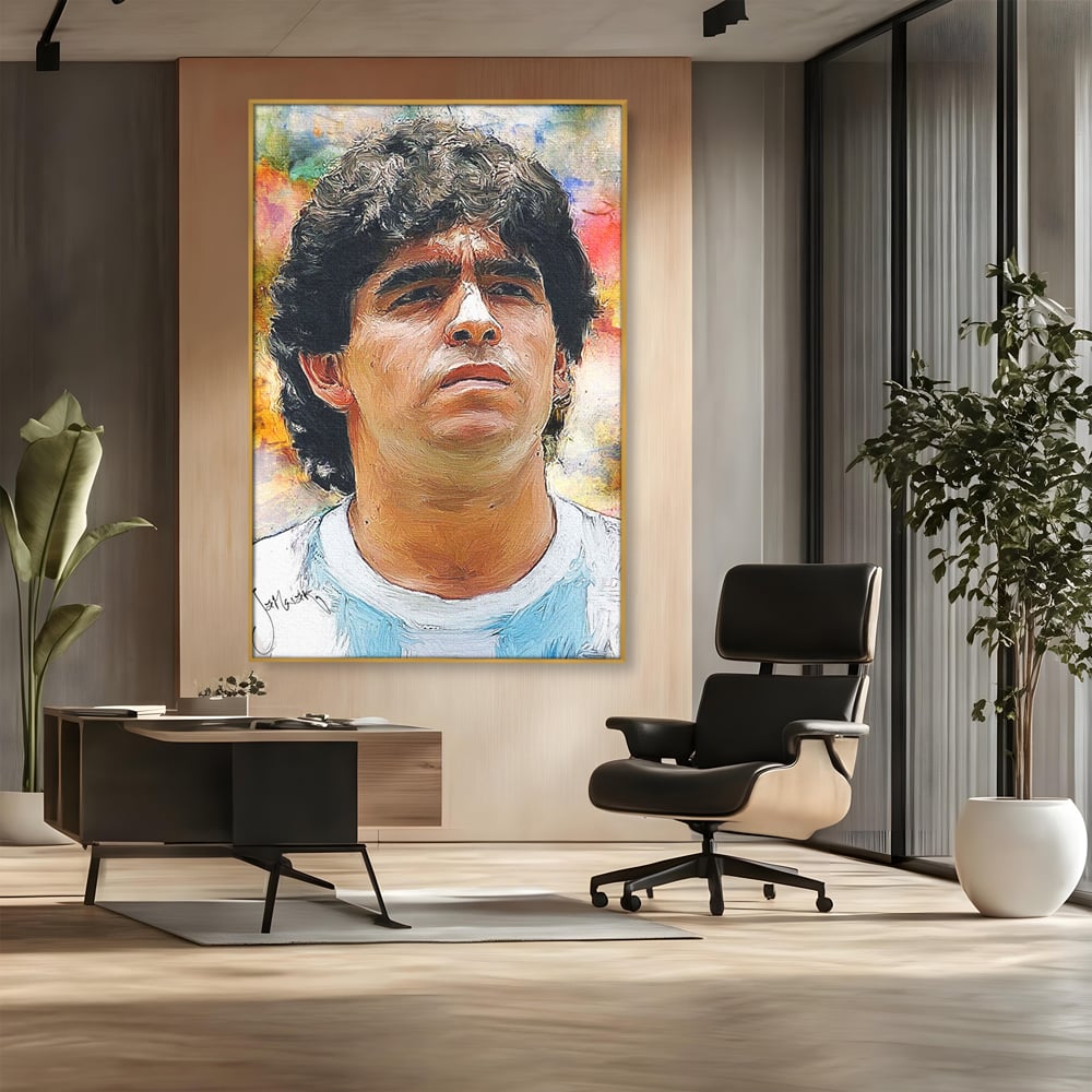 Tablou canvas cu tablou canvas cu diego maradona, in rama de aluminiu auriu, pe perete intr-un birou